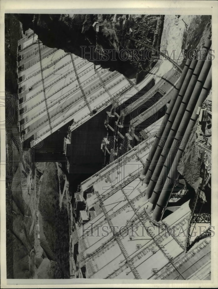 1943 Press Photo Shasta Dam in Calif as construction continues