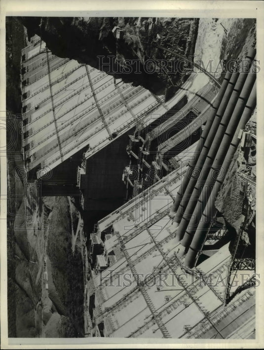 1943 Press Photo Shasta Dam in Calif as construction continues
