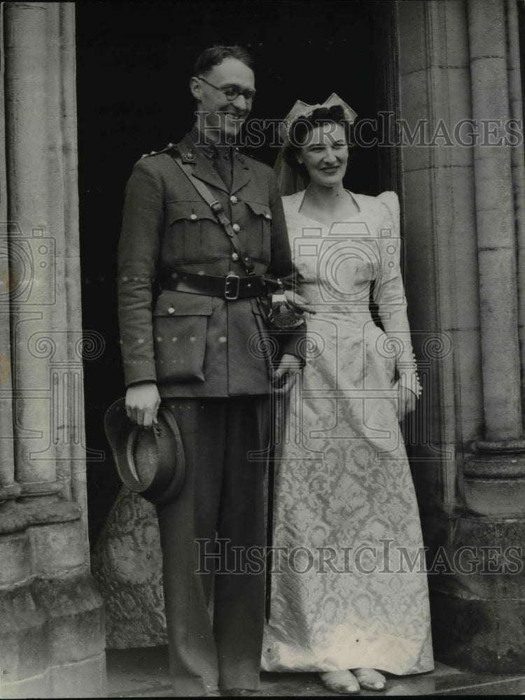 Load image into Gallery viewer, 1940 Press Photo Lt Robert Carrington weds Jean Hill at Sussex England
