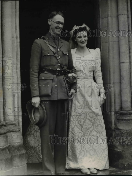 1940 Press Photo Lt Robert Carrington weds Jean Hill at Sussex England
