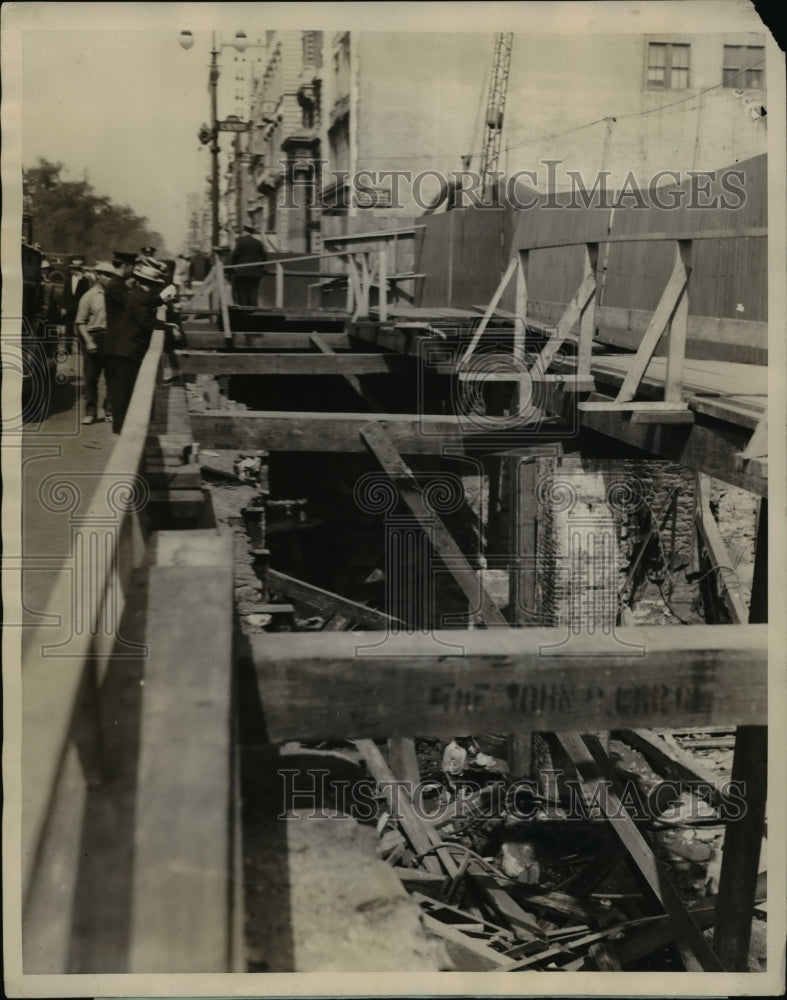 1926 Press Photo Temp sidewalk over construction at th Ave & 59th St in NYC