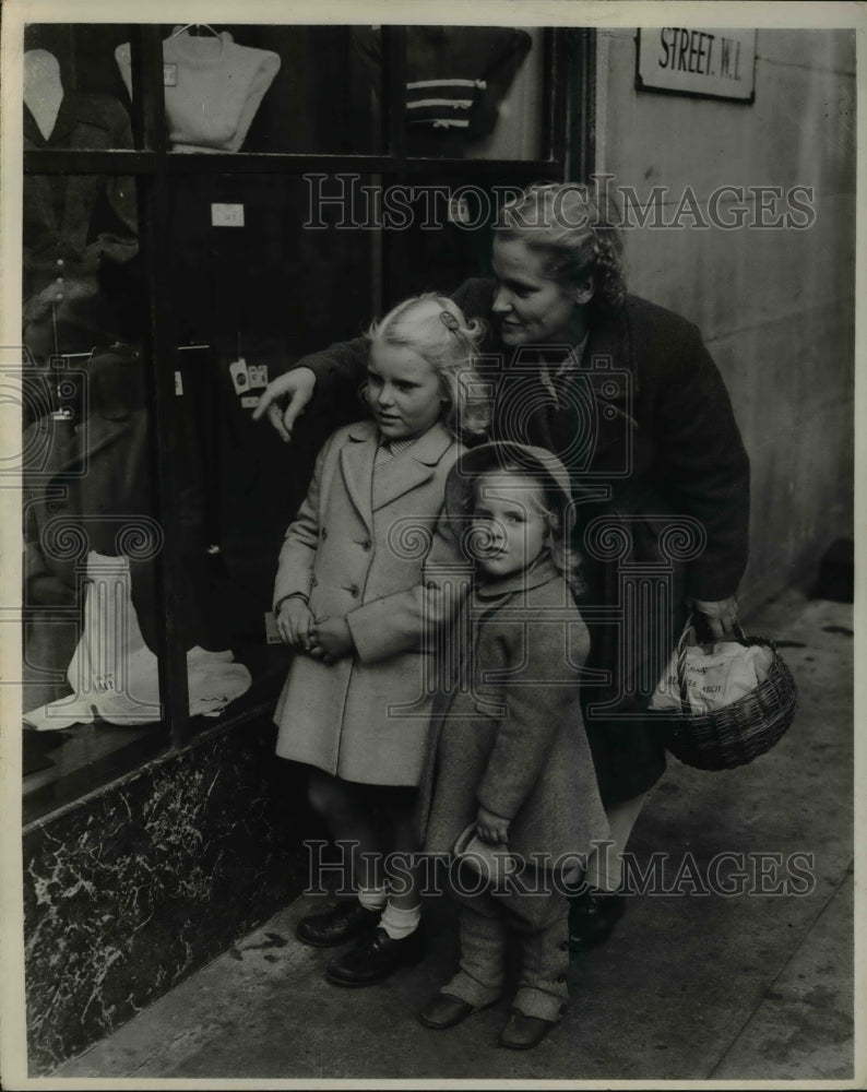 1947 Press Photo Mrs Mildred Hitch & kids Frances & Brenda of Essex England