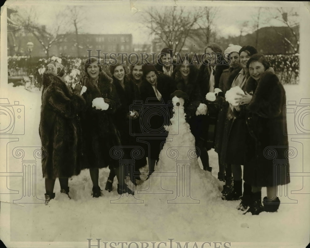 1929 Press Photo Girls at Gouchers College in Baltimore MD in 1st snow of season