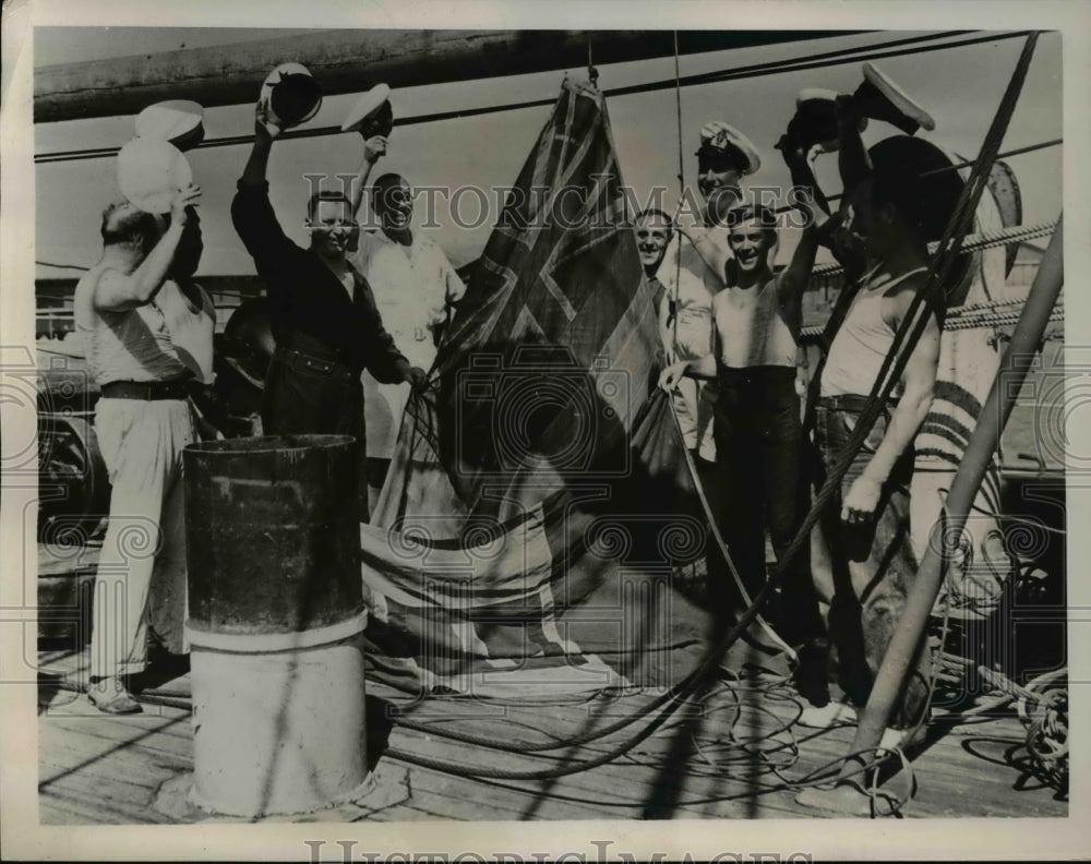 1940 Press Photo Italian ship Verbena sailors captured by British