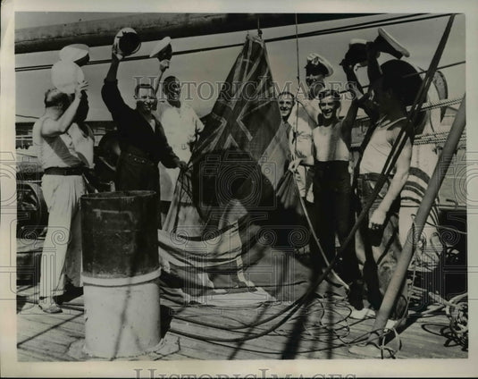 1940 Press Photo Italian ship Verbena sailors captured by British