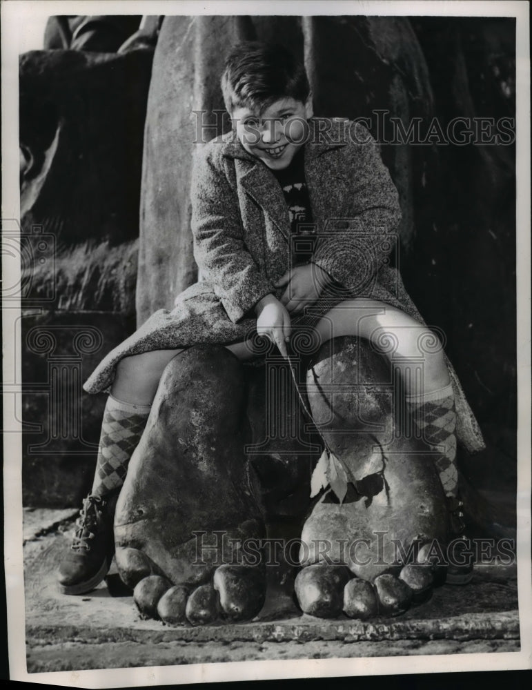 1956 Press Photo Child Sits On St Francis Statue At Basilica Of St John