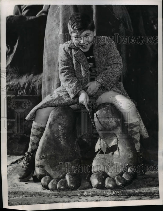1956 Press Photo Child Sits On St Francis Statue At Basilica Of St John