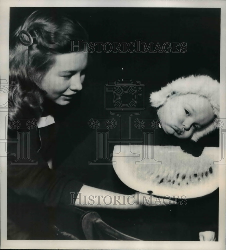 1950 Press Photo Winnipeg,Wayne Smith flood evacuee & Red Cross's Joan Mitchell