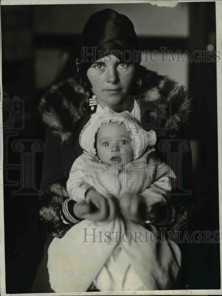 1931 Press Photo Eleanor Fothergill age 15 & baby sues M McEllicott in La Calif