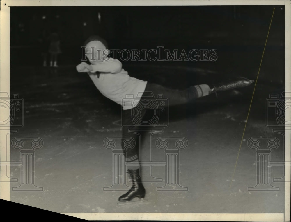 1933 Press Photo Figure skater Robin Lee age 13 it NYC Ice Club