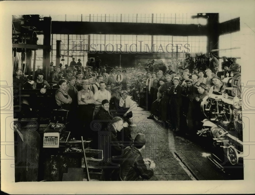 1930 Press Photo Calif shop men of NY Central lines get safety speech on radio