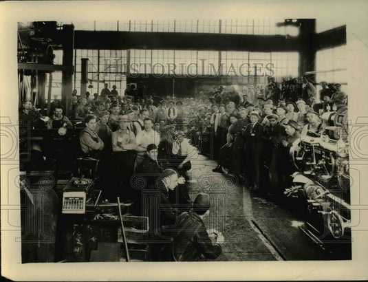 1930 Press Photo Calif shop men of NY Central lines get safety speech on radio