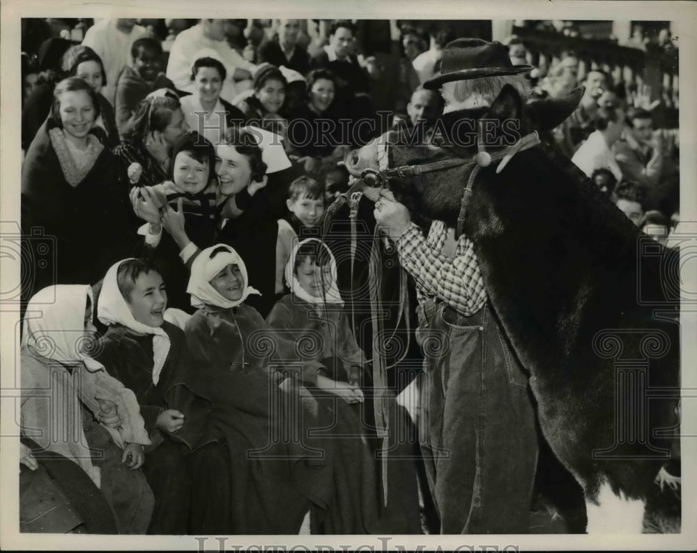 1939 Press Photo Rodeo performers & hospital kids at Madison Square Garden in NY