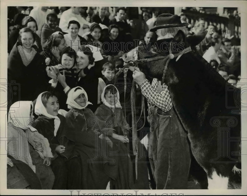 Load image into Gallery viewer, 1939 Press Photo Rodeo performers &amp; hospital kids at Madison Square Garden in NY
