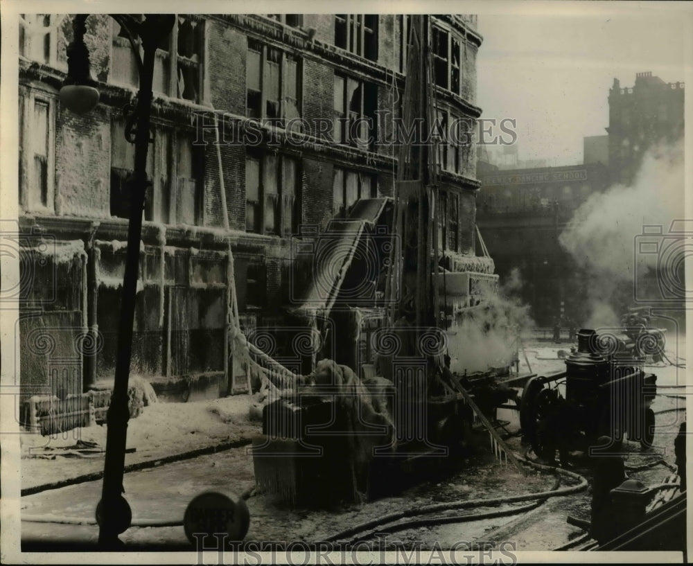 1931 Press Photo Firemen battle blaze at temps freeze equipment