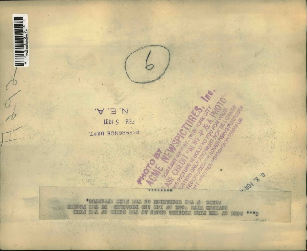 1931 Press Photo Firemen battle blaze at temps freeze equipment