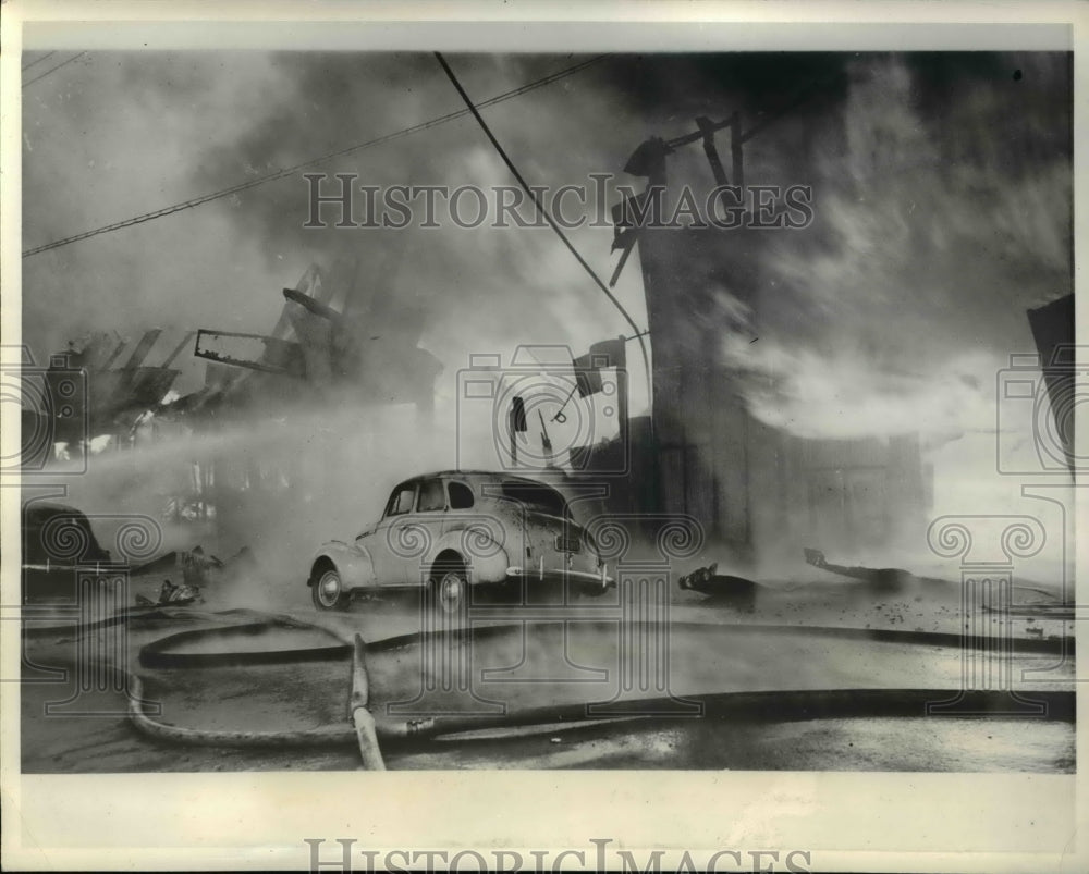 1943 Press Photo Fire Hits Oakland Industrial Buildings