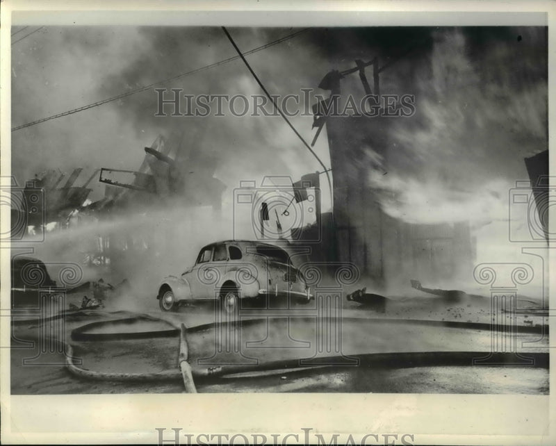 Load image into Gallery viewer, 1943 Press Photo Fire Hits Oakland Industrial Buildings
