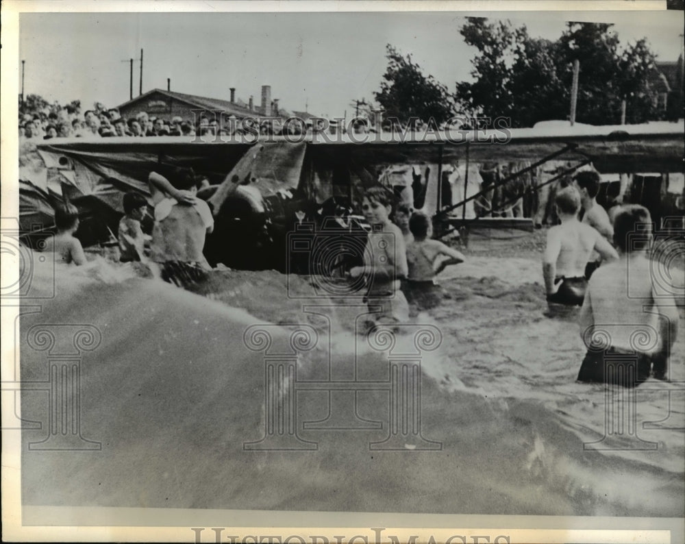 1941 Press Photo Pilot crashes rented plane in Lake