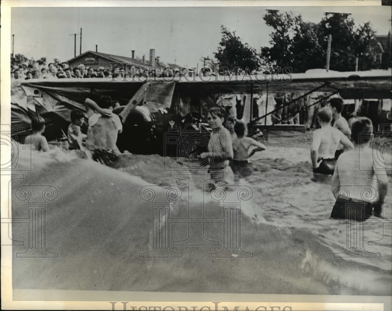 Load image into Gallery viewer, 1941 Press Photo Pilot crashes rented plane in Lake

