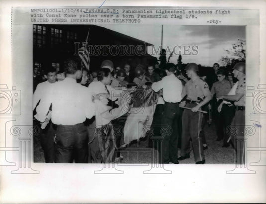 1964 Press Photo Panama, CZ High School Students fight with Police over torn