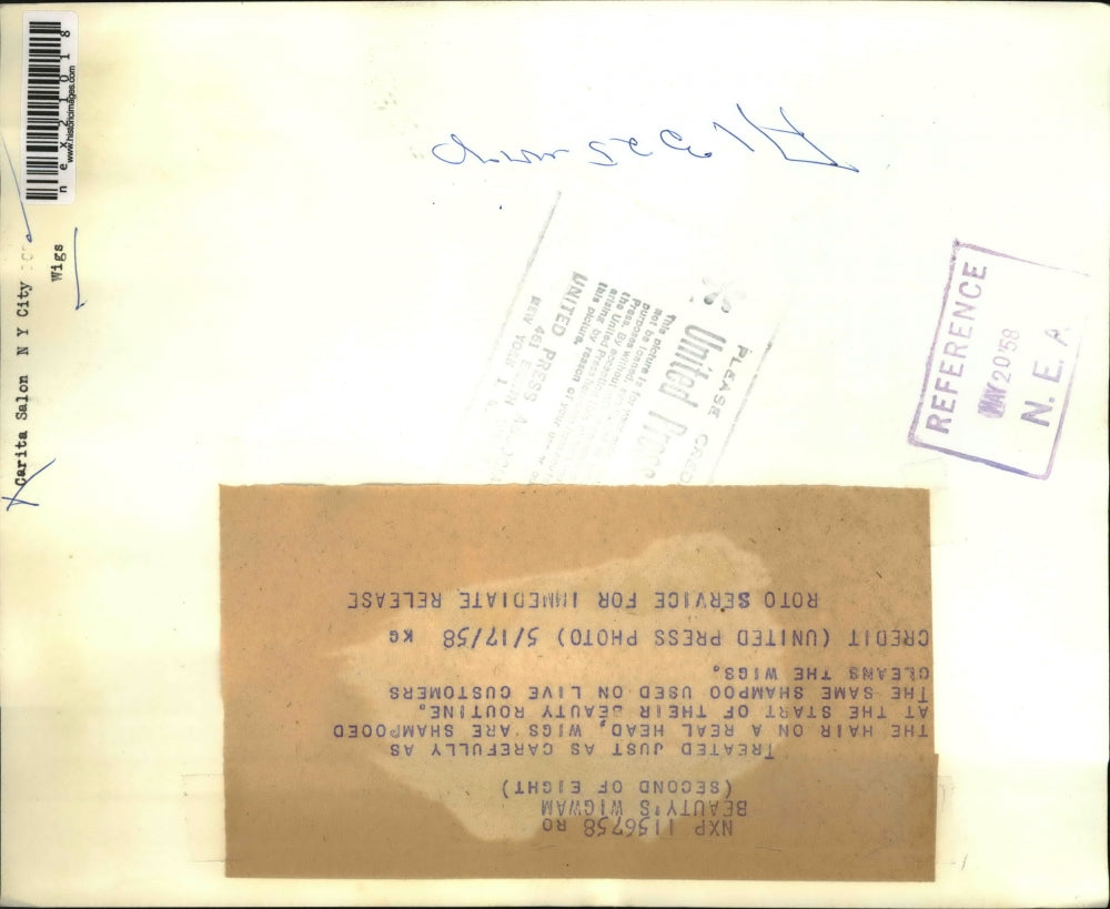 1958 Press Photo wigs are treated carefully like hair on people, shampoo cleans