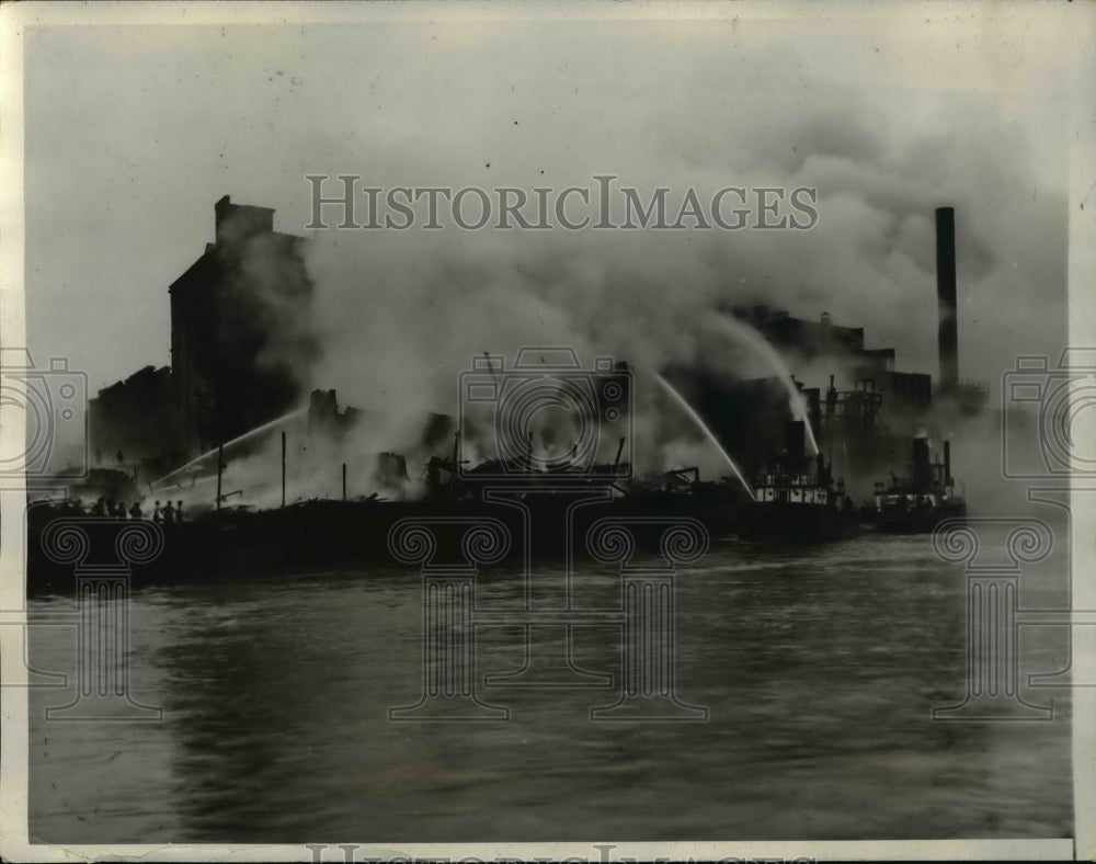 1932 Press Photo Fireboats pour water Ruins of Quincy Grain Elevator