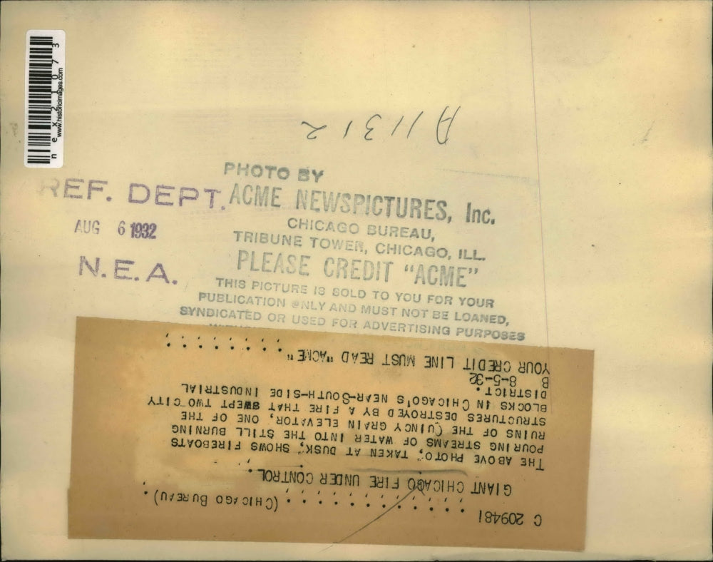 1932 Press Photo Fireboats pour water Ruins of Quincy Grain Elevator