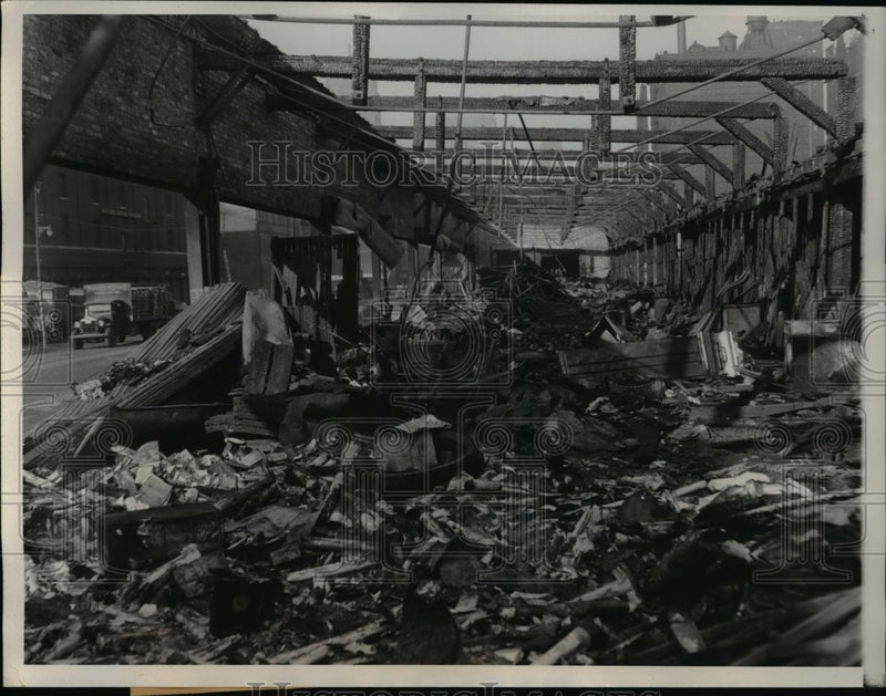 Load image into Gallery viewer, 1935 Press Photo Burned ruins of Wabash RR freight house in Chicago
