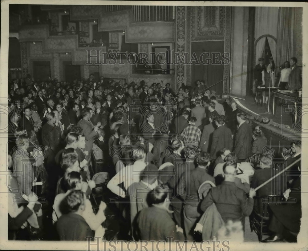 1931 Press Photo Members of the Hunger Marcher convene in an auditorium.