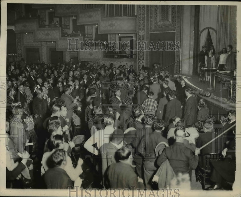 Load image into Gallery viewer, 1931 Press Photo Members of the Hunger Marcher convene in an auditorium.
