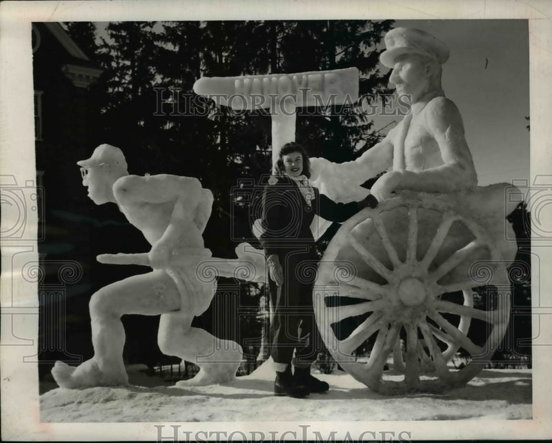 Load image into Gallery viewer, 1946 Press Photo Allene Leach at the 6th Annual Dartmouth Winter Sports Carnival
