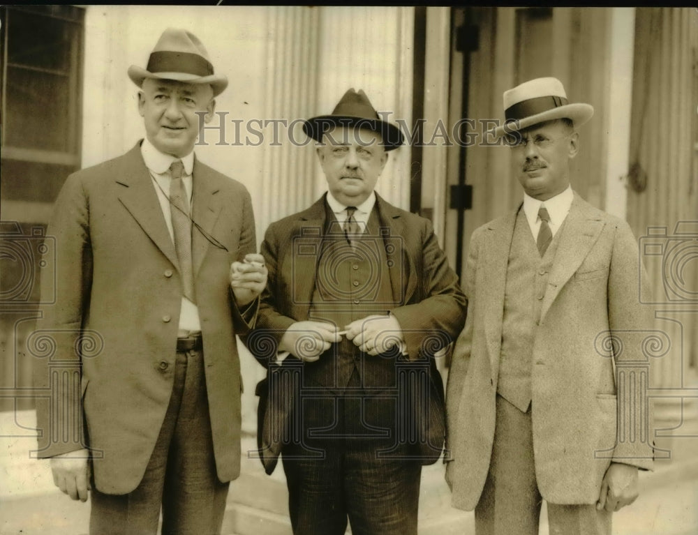 1923 Press Photo Asst Treas Sec M Moss, JB Reynolds & VW Fleet of FTC
