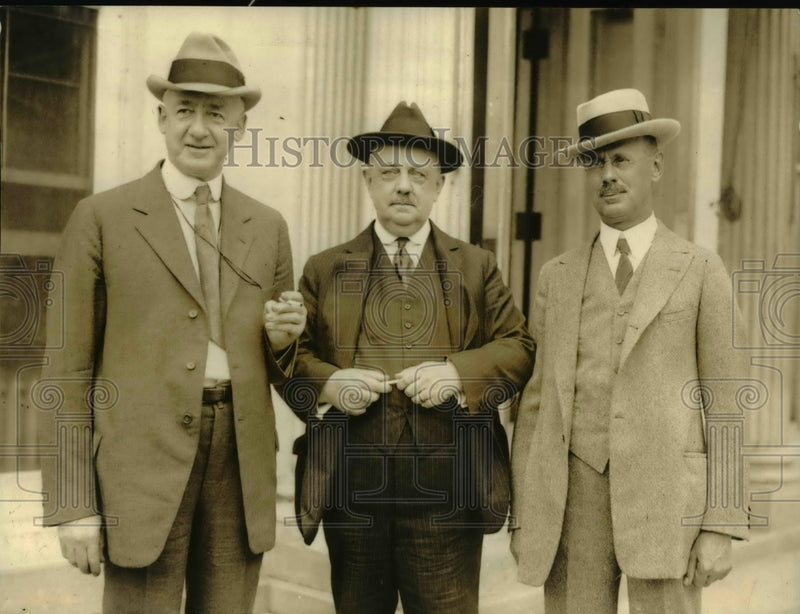 Load image into Gallery viewer, 1923 Press Photo Asst Treas Sec M Moss, JB Reynolds &amp; VW Fleet of FTC

