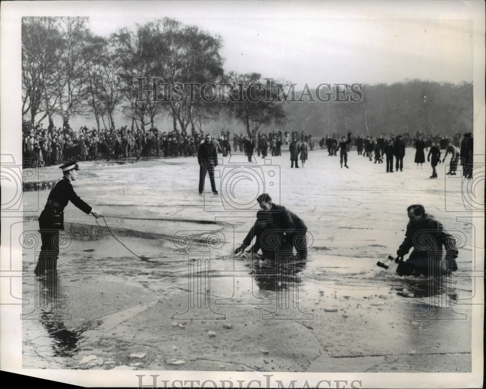 1950 Press Photo London Skaters Betty Dodd,Wm Sowan fell thru ice at Kingsmere