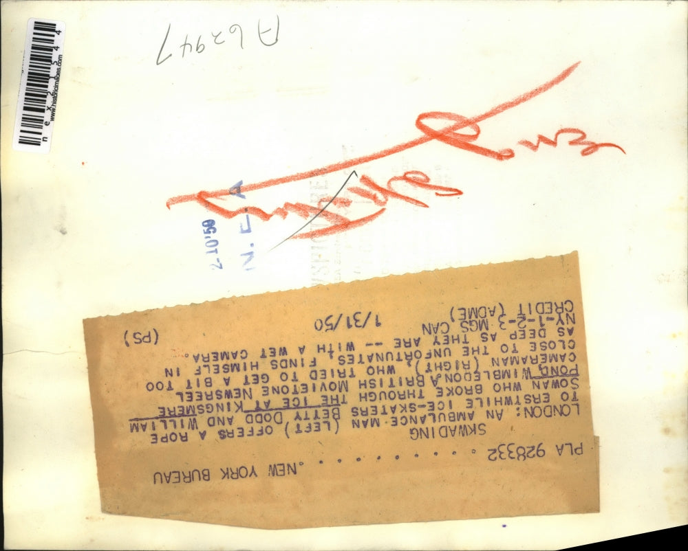 1950 Press Photo London Skaters Betty Dodd,Wm Sowan fell thru ice at Kingsmere