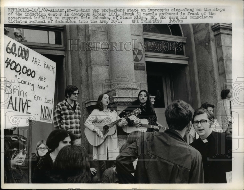 1969 Press Photo Albany NYVietnam war protestors at induction center