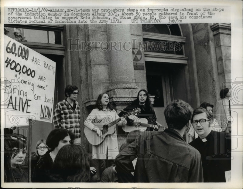 Load image into Gallery viewer, 1969 Press Photo Albany NYVietnam war protestors at induction center
