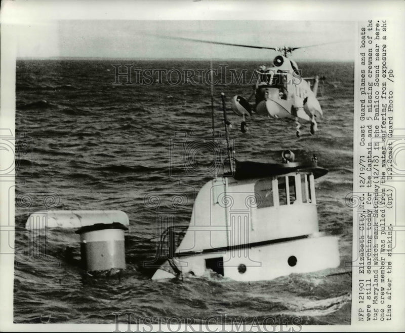 Load image into Gallery viewer, 1971 Press Photo Coast Guard planes search for crew of tug Md in Pamlico Sound
