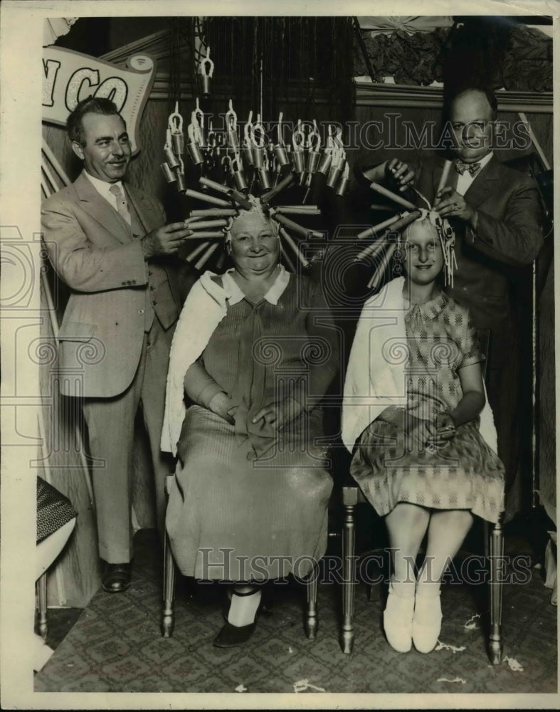 1926 Press Photo Martha Howard Violet Friedman Have Hair Marcelled in Chicago