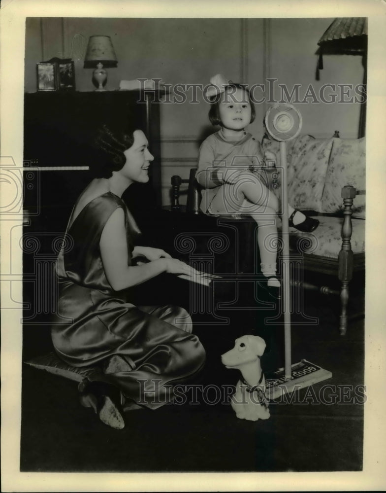 Load image into Gallery viewer, 1932 Press Photo Alice Joy NBC Prince Albert Dream Girl and Daughter Lois Joy
