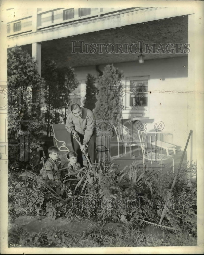 Load image into Gallery viewer, 1937 Press Photo Marton Downey at home - nex21645
