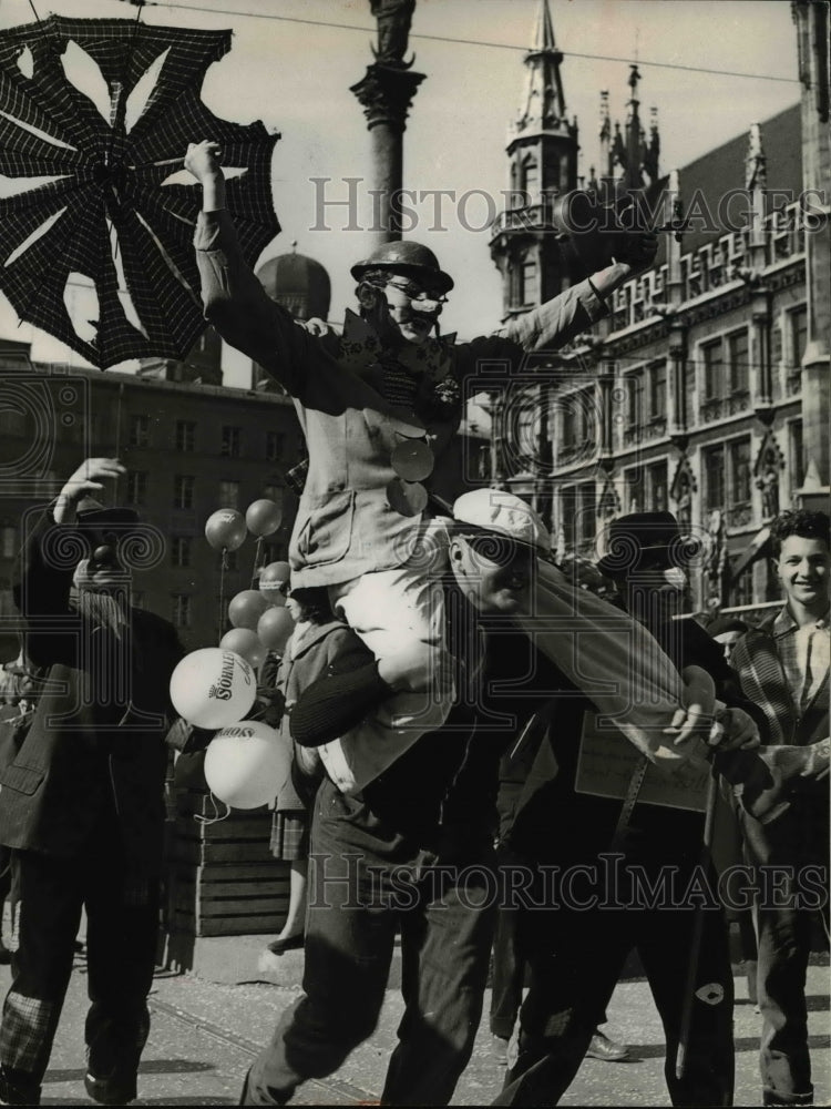 Load image into Gallery viewer, 1959 Press Photo Mardis Gras in Munich Tina Cowgill
