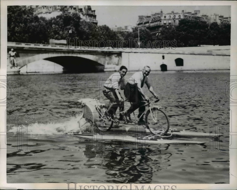 Load image into Gallery viewer, 1952 Press Photo Clement Nicolleau (front seat) show his invention
