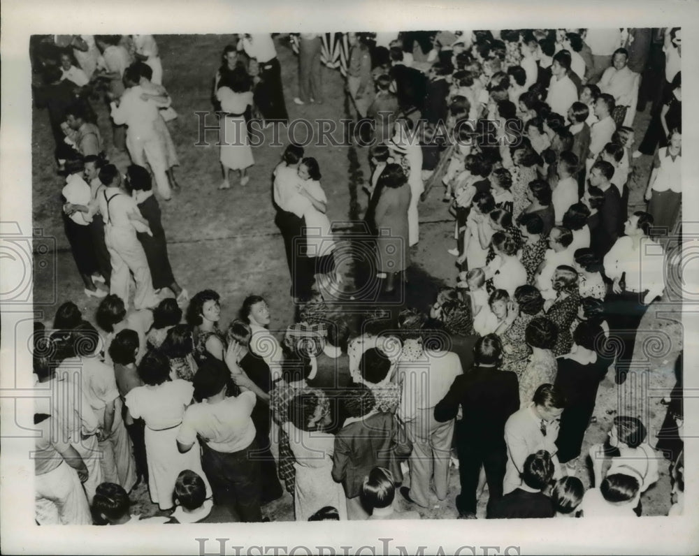 1937 Press Photo Residents of Techwood holds 1st anniversary celebration