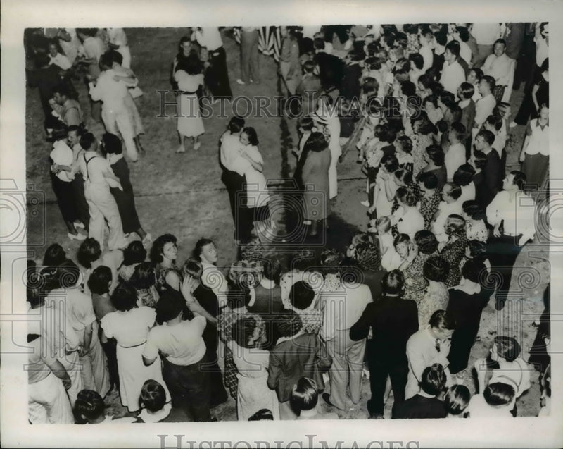 Load image into Gallery viewer, 1937 Press Photo Residents of Techwood holds 1st anniversary celebration
