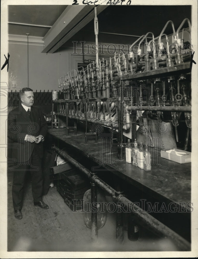 1920 Press Photo Dr. William V. Linder, in charge of laboratory work
