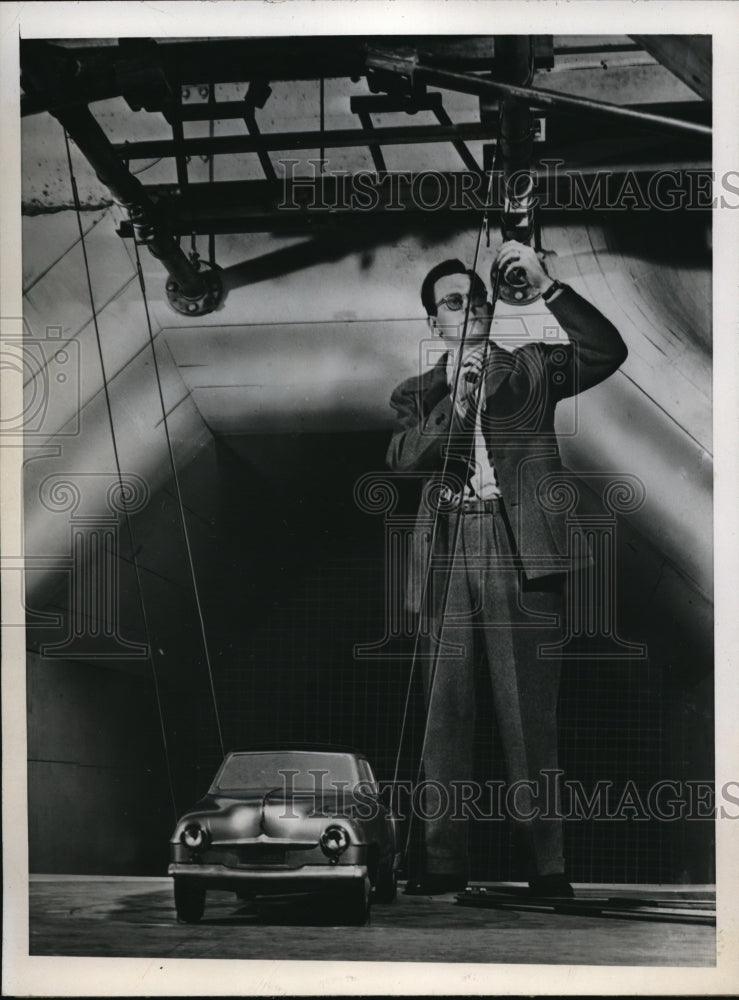 1946 Press Photo Ann Arbor Mich Paul McKee Univ of Mich wind tunnel test