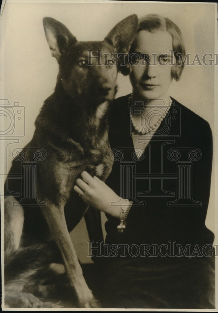 Load image into Gallery viewer, 1929 Press Photo Carroll E Henderson &amp; prize winning police dog
