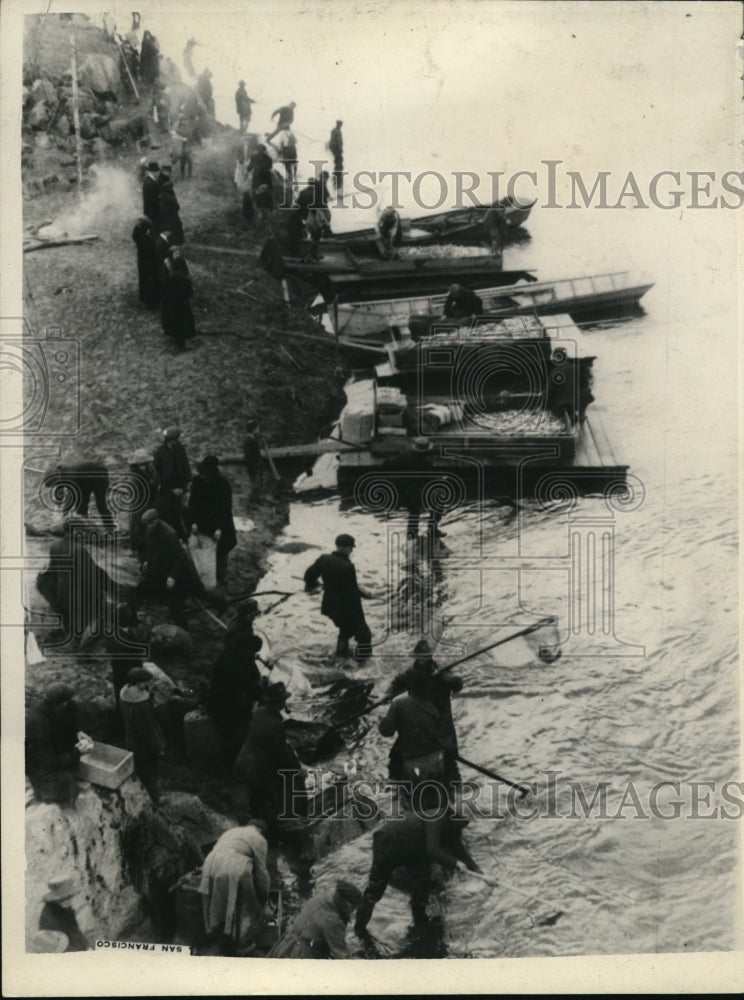1930 Press Photo Smelt fishermen at Columbia & Willamette rivers